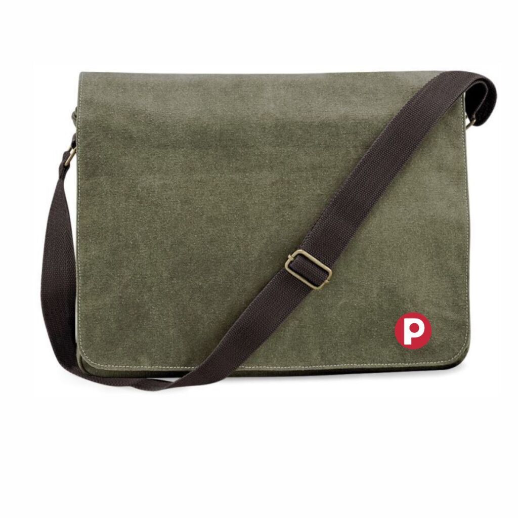 Eine grüne Tasche mit braunem Riemen