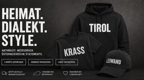 Ein paar Kapuzenpullis und eine Mütze vor schwarzem Hintergrund